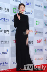 组图：宋慧乔李钟硕李准基等亮相电视颁奖礼