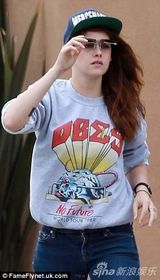 组图：暮光女休闲装外出遛狗 笑容爽朗心情好