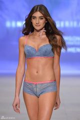 组图：前环球小姐冠军詹妮弗领衔内衣秀