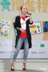 组图：郑融力挺旧爱刘浩龙 称希望大家体谅