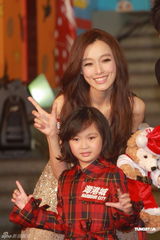 组图：范玮琪黑人携手出席活动 夫妻大秀甜蜜