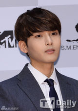 组图：SJ3D新片首映式 众成员正装出席宣传