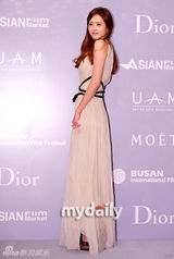 组图：东方神起高雅拉等出席时尚派对