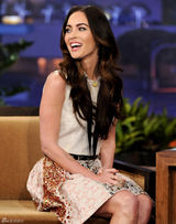 高清图：梅根-福克斯做客脱口秀节目妩媚女人味