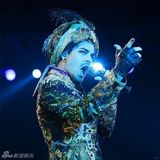 组图：兰伯特维也纳献唱 孔雀装妖娆异域风情