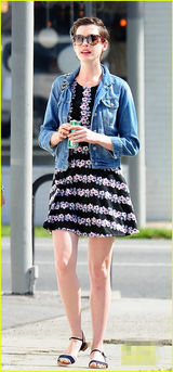 组图：海瑟薇穿印花短裙与老公挽臂享温暖午后