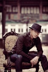 组图：何晟铭拍杂志大片 打造时尚复古新风尚