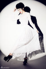 组图：小宋佳写真迷幻复古 戏里戏外皆摩登时尚