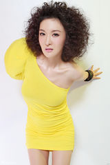 组图：郑亦桐性感写真曝光 扮小魔女妩媚撩人