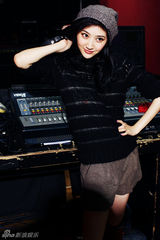 组图：景甜秋季都市造型时尚多变