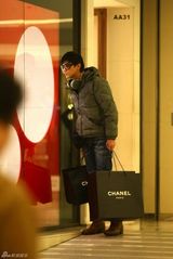 高清图：陈晓东被曝好事将近 逛街看婚纱挑钻戒