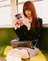 组图：佐佐木希玩变装秀 穿旗袍抱熊猫