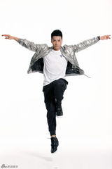 组图：何晟铭鬼马运动写真 古灵精怪喜感足