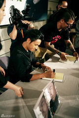 组图：陈坤香港书展对话俞琤 自称一夜暴富