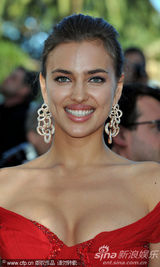 组图：C罗超模女友戛纳走秀展玉腿深沟