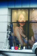 幻灯图集：“章子怡泼墨门”女主角现身揭秘真相