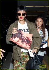 组图：蕾哈娜军装风装扮帅气十足