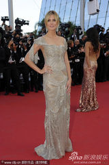 组图：超模海蒂戛纳走秀礼服露背身材高挑