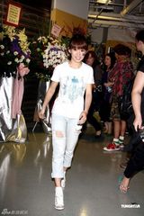 幻灯图：陈奕迅出席周杰伦小巨蛋个唱搞怪互动