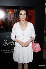 组图：谢玲玲着急当婆婆 自曝送红包贺霍启刚结婚