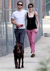 组图：安妮-海瑟薇与未婚夫遛狗晒幸福