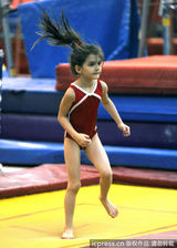 组图：小苏瑞猛练体操 奥运“种子”初长成