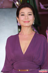 组图：钟楚红亮相圣诞活动 低胸长裙优雅出镜