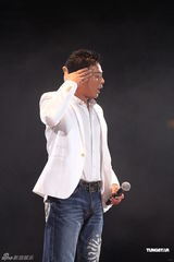 组图：汪明荃助阵关菊英演唱会 黄日华陈豪献唱