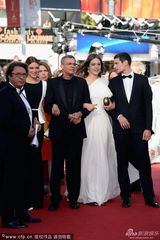 组图：《阿黛尔的生活》女主角露背白裙性感