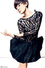 组图：袁姗姗最新写真曝光 黑裙短发酷范儿十足