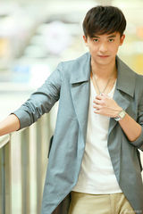 组图：李佳航阳光帅气 职场精英西装写真