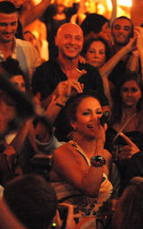 幻灯图集：詹妮弗-洛佩兹夫妇度假 夜店忘情拥吻