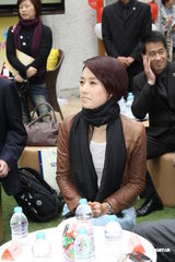 组图：马伊琍帅气亮相 手戴闪耀钻戒证婚姻甜蜜