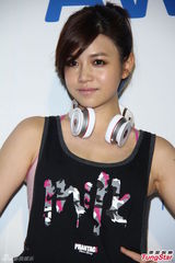 组图：炎亚纶胡宇崴活动现身引粉丝尖叫