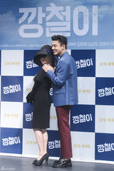 独家高清：刘亚仁牵手金海淑宣传新片《强哲》