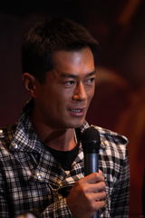 组图：众主创现身《逃出生天》活动现场