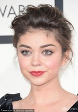 组图：摩登家庭童星萨拉亮相格莱美成熟妩媚