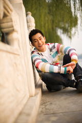 组图：赵楚仑新写真演绎清新范