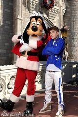 组图：小天王比伯录制迪斯尼圣诞节目欢乐唱跳