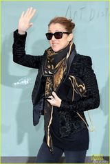 组图：席琳-迪翁法国开唱 性感开胸装魅力四射