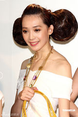 高清图：王心凌短裙走秀 大摆可爱姿势展青春活力