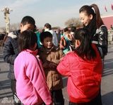 幻灯：巩新亮做50个孩子“妈”　呼吁关注弱势儿童