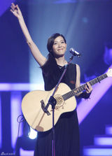 高清组图：张悬获年度女歌手荣誉 秀性感玉背