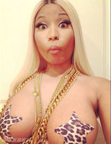 组图：麻辣鸡窒息巨乳仅贴豹纹星星 表情雷人