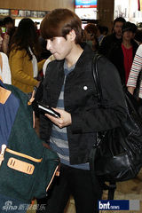 组图：韩男团SJ赴日本专场演唱会 现身金浦机场