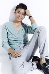 组图：李昊臻帅气居家写真 展阳光潮男魅力