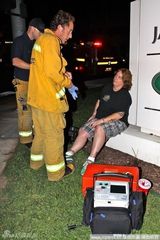 组图：希尔顿轻松笑对男友开车撞伤狗仔