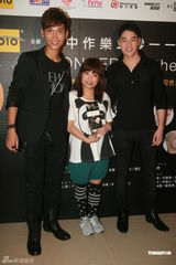 组图：容祖儿帅气造型现身 与卢凯彤支持声演会