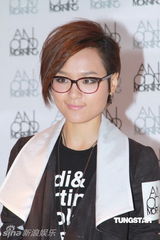 组图：周笔畅出席时尚活动 忙工作无暇照应店铺