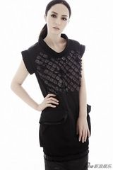 组图：董璇登《风尚志》封面  浓妆诵读爱之唇